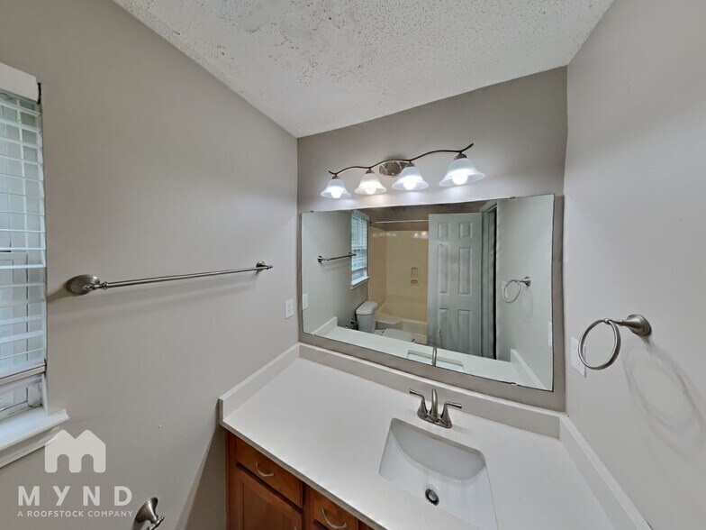 Building Photo - 219 Chattaroy Dr