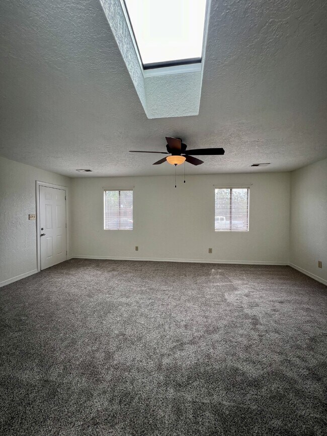 Building Photo - 2 bedroom / 1 bath close to KAFB and I-25 Move-in Special!