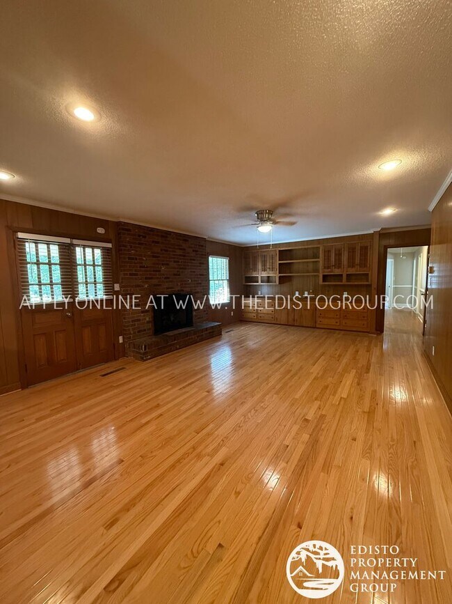Building Photo - Charming Country Living with Modern Comforts