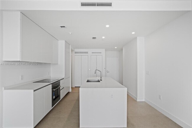 Building Photo - 700 NE 24th St