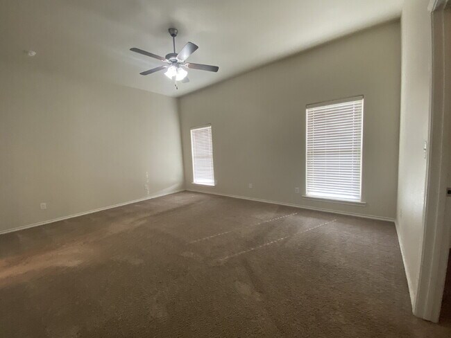 Building Photo - 4 bedroom, 2 bath in Quincy Park!