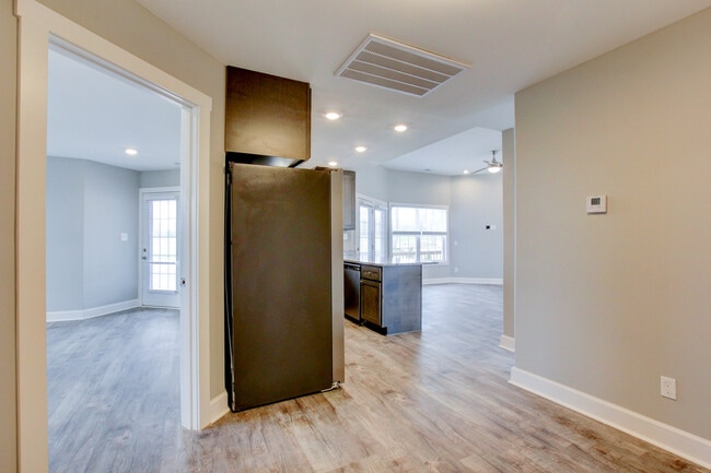 Building Photo - 127 Riverbend Dr