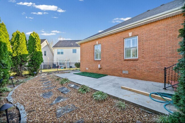 Building Photo - 3 Bedroom 2 Bath Pet Friendly Home For Rent with Community Pool Access!
