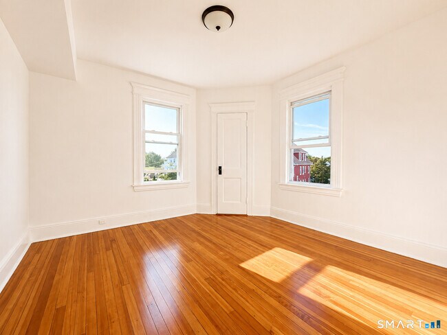 Building Photo - 545 Huntington Rd
