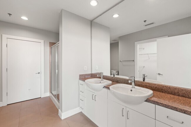 Building Photo - 25th Floor Condo in the heart of Uptown!!