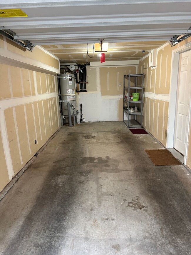 Building Photo - 3 bed 2 bath Townhome Green Lake Neighborh...