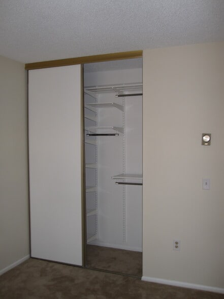 Building Photo - 15300 Wallbrook Ct