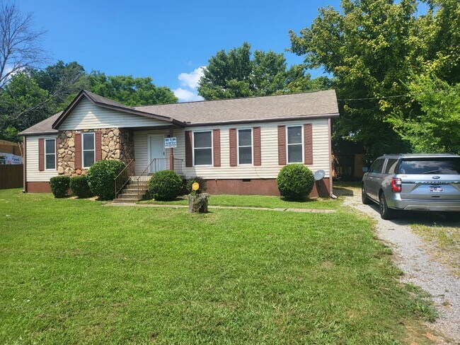 Building Photo - Large three bedroom, one and a half bath t...
