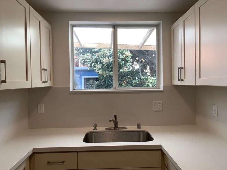 Building Photo - 666 9th St