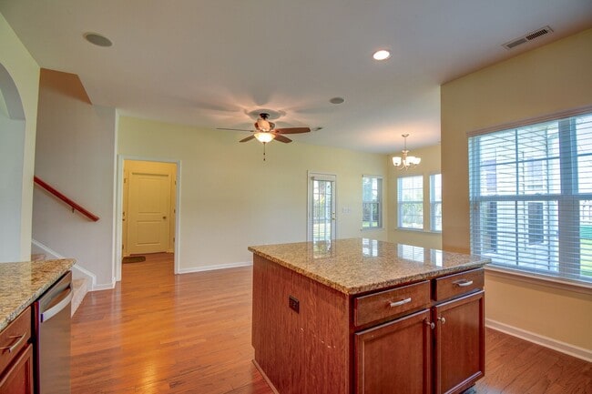 Building Photo - Gorgeous 5 Bedroom Home in Neighborhoods of Holly Ridge