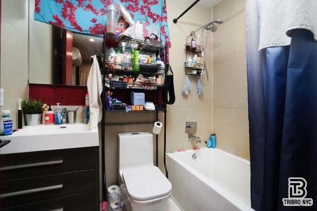 Building Photo - 3 bedroom in BROOKLYN NY 11233