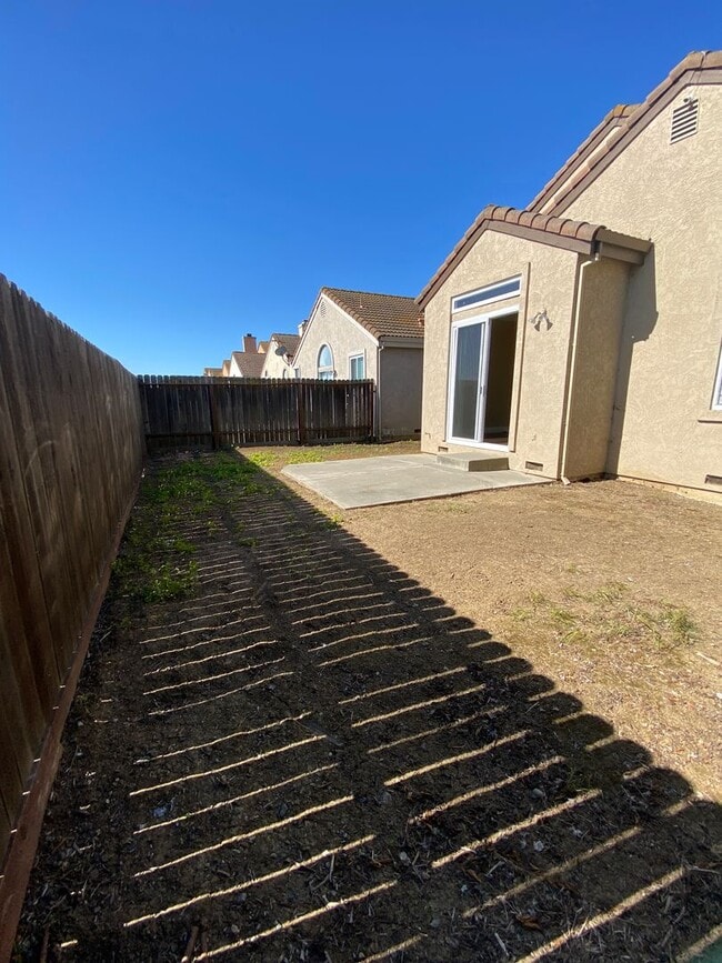 Building Photo - 2 Primary Bedrooms - Close to Travis Air Base - with No Rear Neighbors!