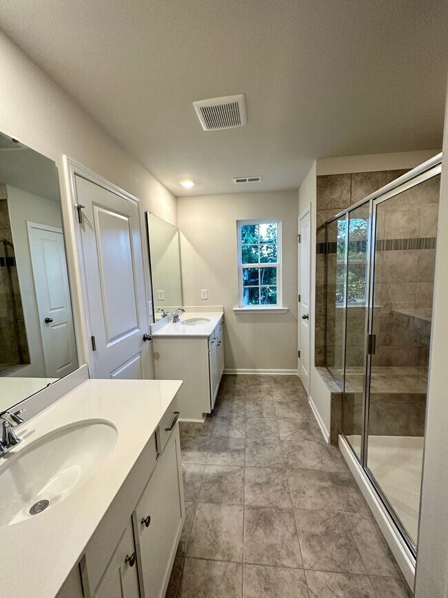 Building Photo - Elegant Townhome located in Ballantyne!