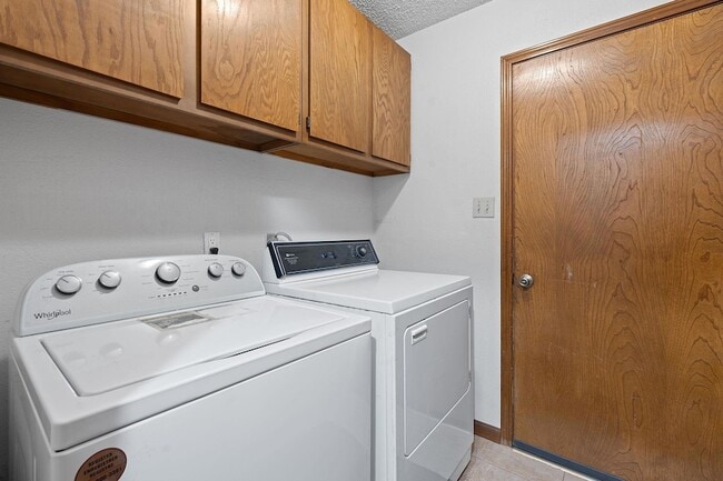 Building Photo - 709 Show Low Ct