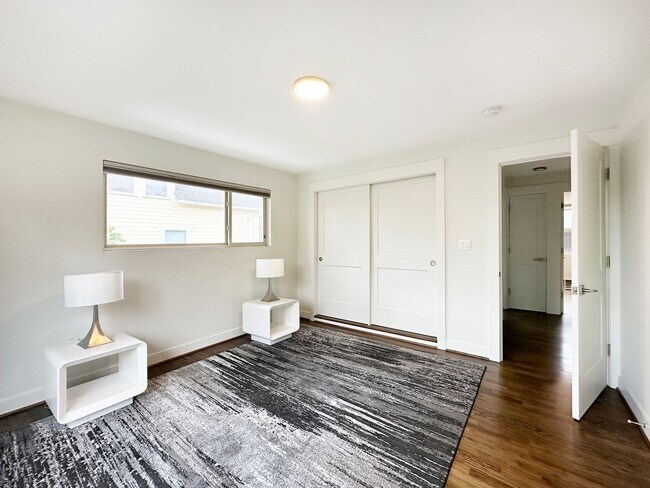 Building Photo - 2Bd/1Ba Seattle Duplex
