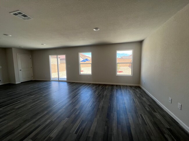 Building Photo - Near New 3BR with All Appliances close to ...