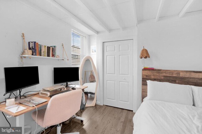 Building Photo - 530 Bainbridge St