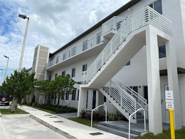 Building Photo - 6455 NW 103rd Pl