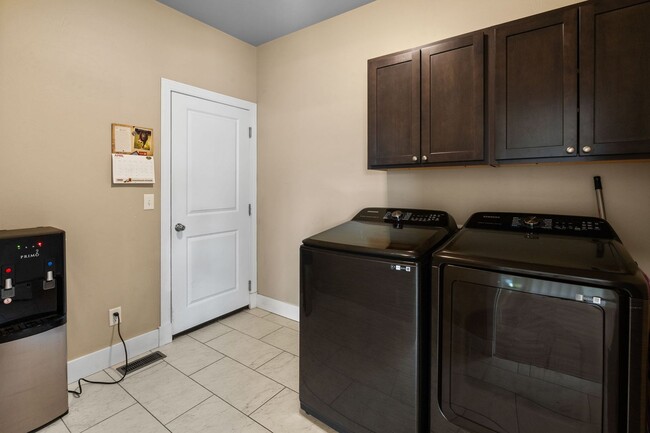 Building Photo - Gorgeous 4 Bedroom Home in Ryen Glenn