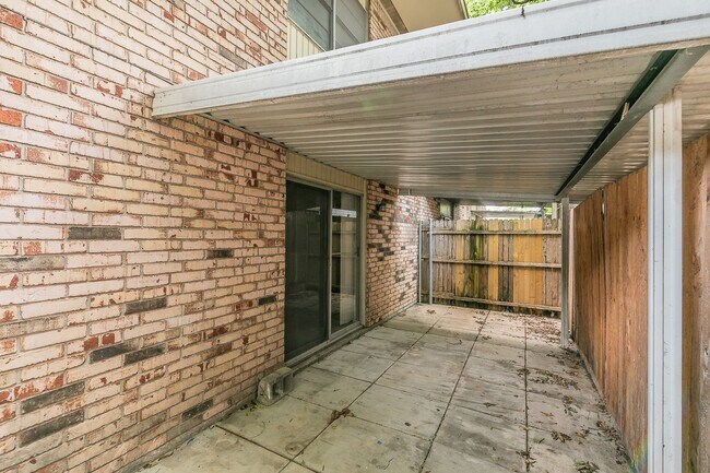 Building Photo - Charming Downstairs Apartment in the Heart of the Cultural District!