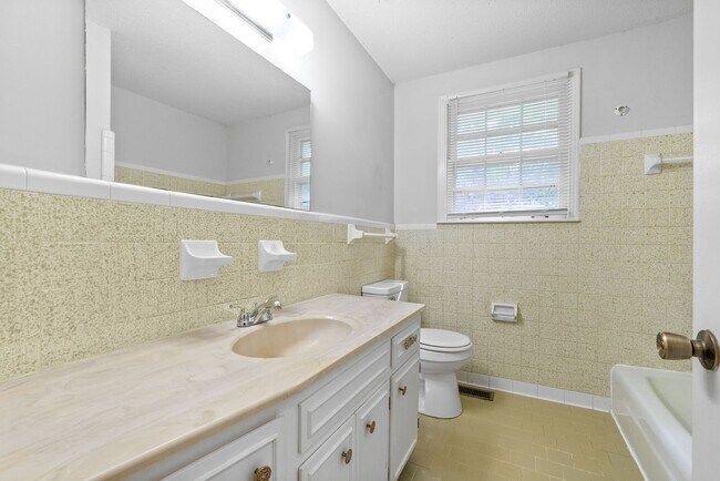 Building Photo - 3 Bedroom Home For Rent Near Downtown Clar...