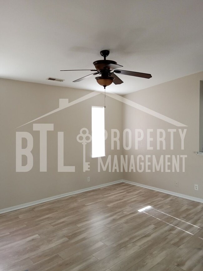 Building Photo - Three Bedroom House
