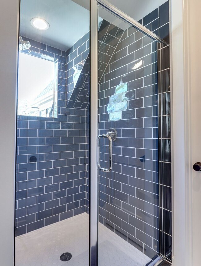 Building Photo - Extrordinary 4BD, 4.5BA Raleigh Home in an...