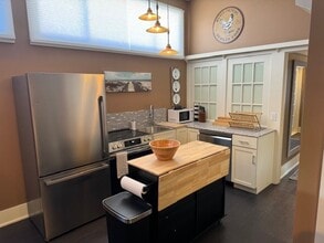 Building Photo - 651 Park Ave