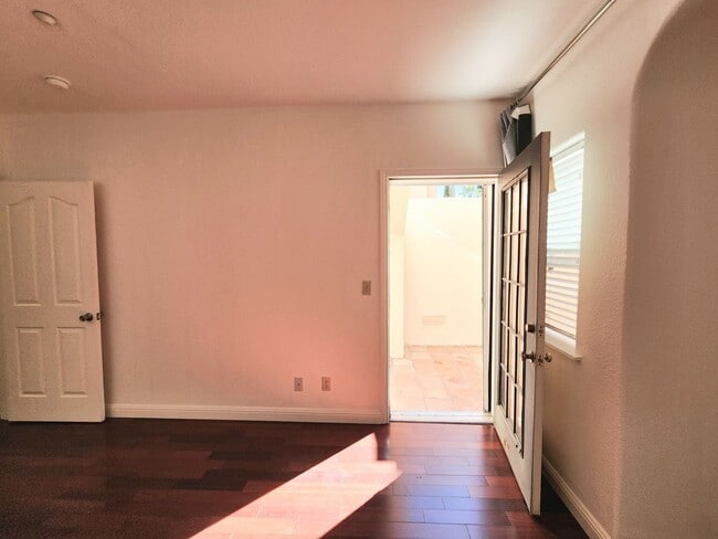 Building Photo - Spacious 3 bedroom condo