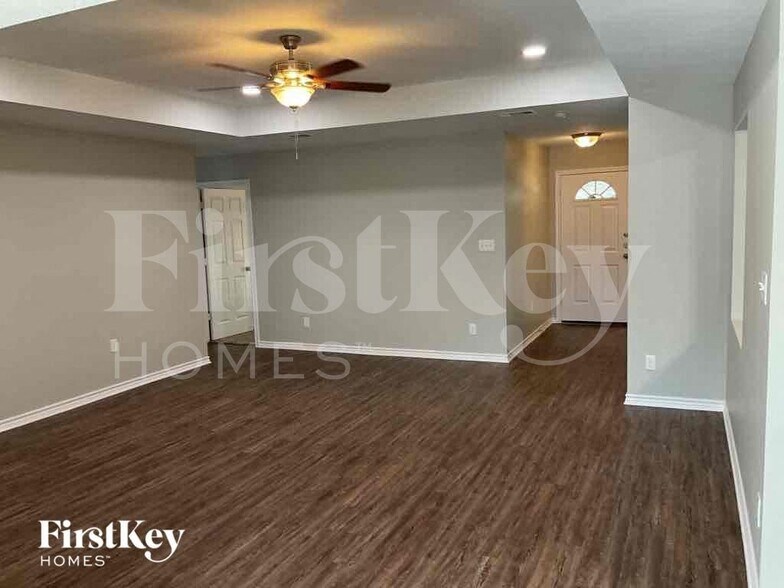 Building Photo - 2026 Greenview Dr