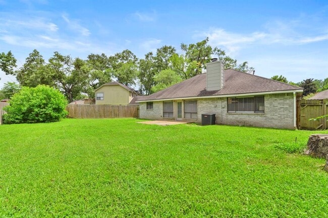 Building Photo - 2035 Woodhue Dr