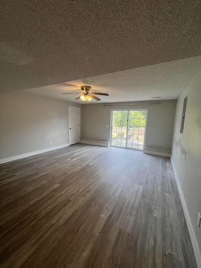 Building Photo - 723 Iron Horse Dr