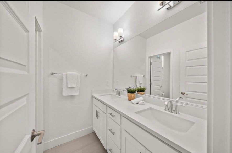 Building Photo - 10523 Tenor Way
