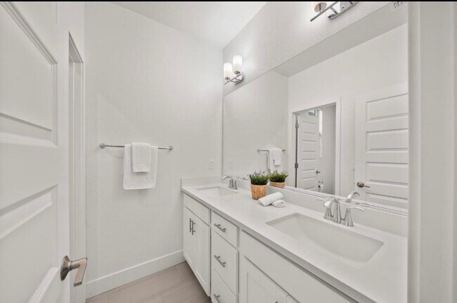 Building Photo - 10523 Tenor Way