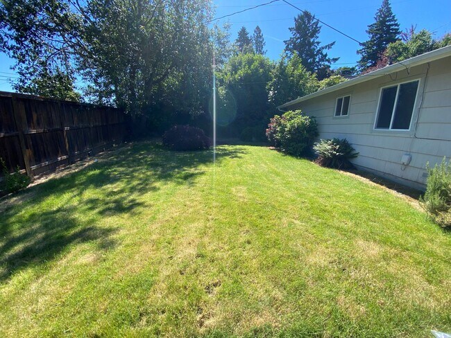 Building Photo - 3 Bedroom Hucrest Home!