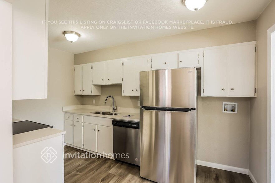 Building Photo - 820 Essex Dr