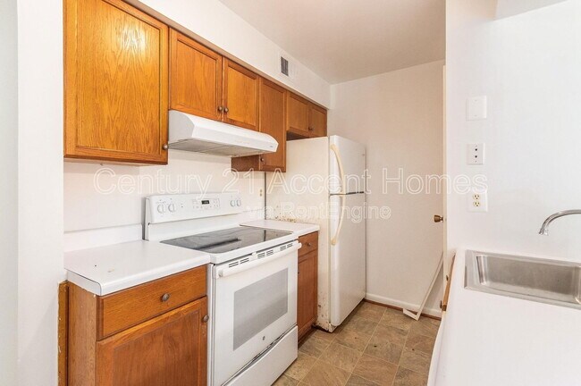 Building Photo - 5805 Royal Ridge Dr