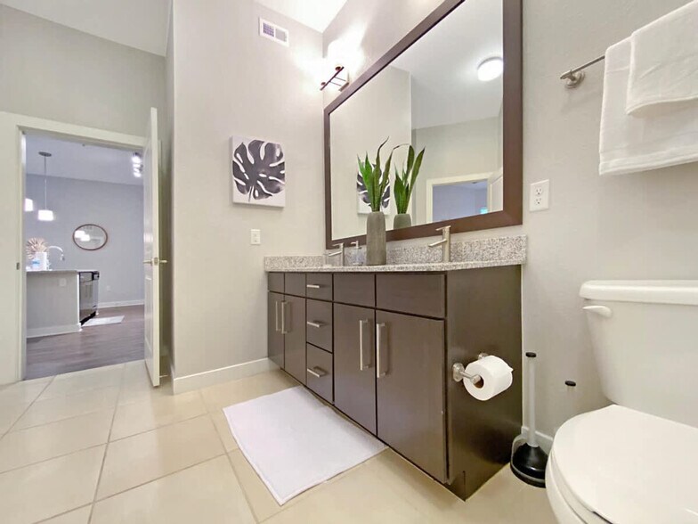 Building Photo - 2615 N Grady Ave