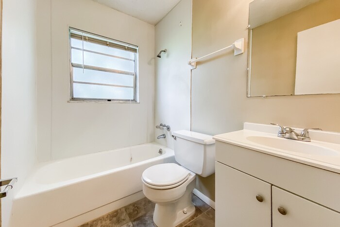Building Photo - 39643 Meadowood Loop
