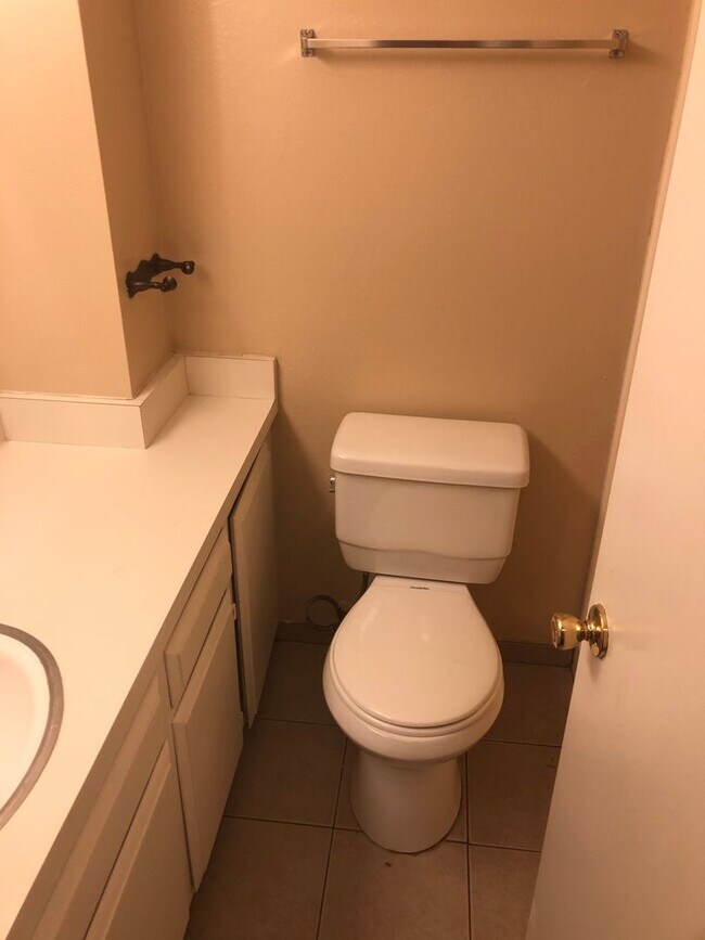 Building Photo - SW Bakersfield Condo. features 3 spacious bdrms 2.5 bath,