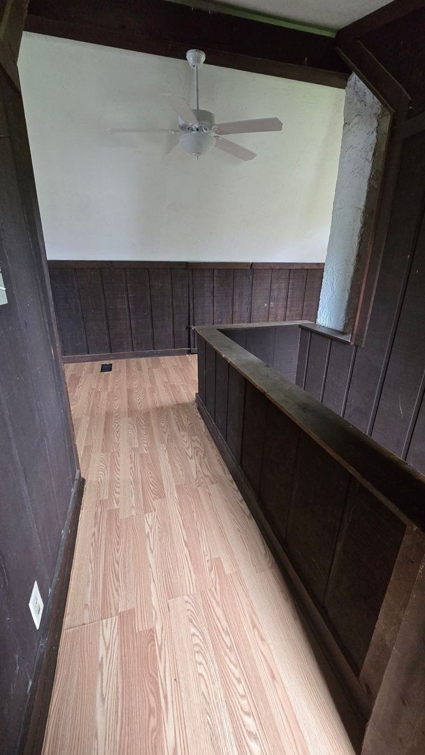 Building Photo - Three Bedroom - large upper bedroom!