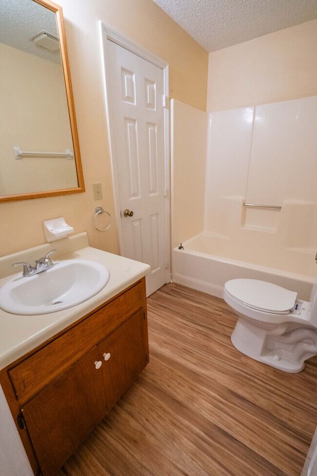 Building Photo - 2/1 Townhome in Twin Lakes