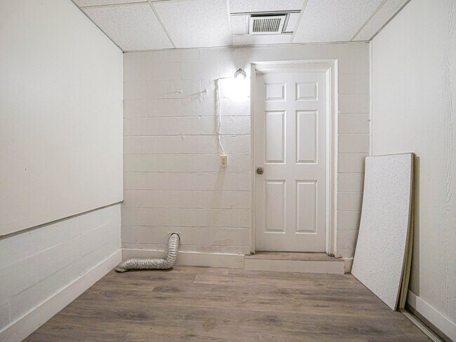 Building Photo - 734 5th Pl SW