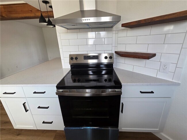 Building Photo - 2300 SE Jayel Terrace