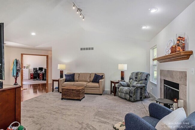 Building Photo - 4267 Knollcrest Dr