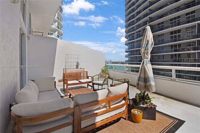 Building Photo - 1800 N Bayshore Dr