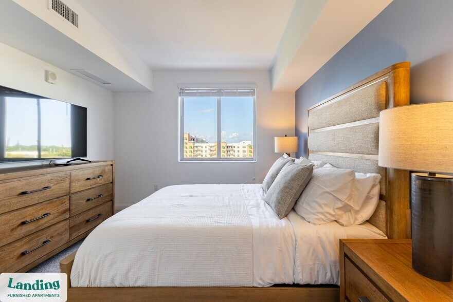 Building Photo - 200 NE 1st Ave