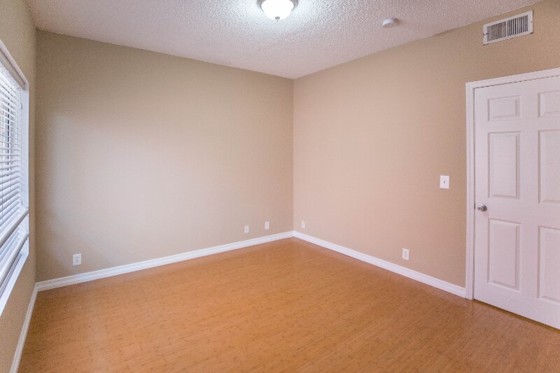 Building Photo - 1939 Beloit Ave