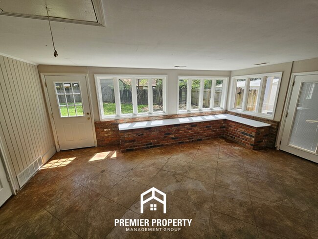 Building Photo - Massive 5BR/3BA Executive Home in East Memphis | Screened Porch & 2,200+ Sq Ft