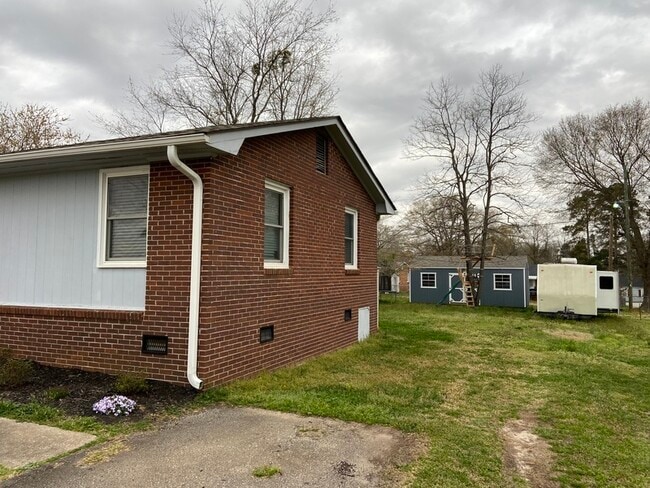 Building Photo - 190 Kensington Dr